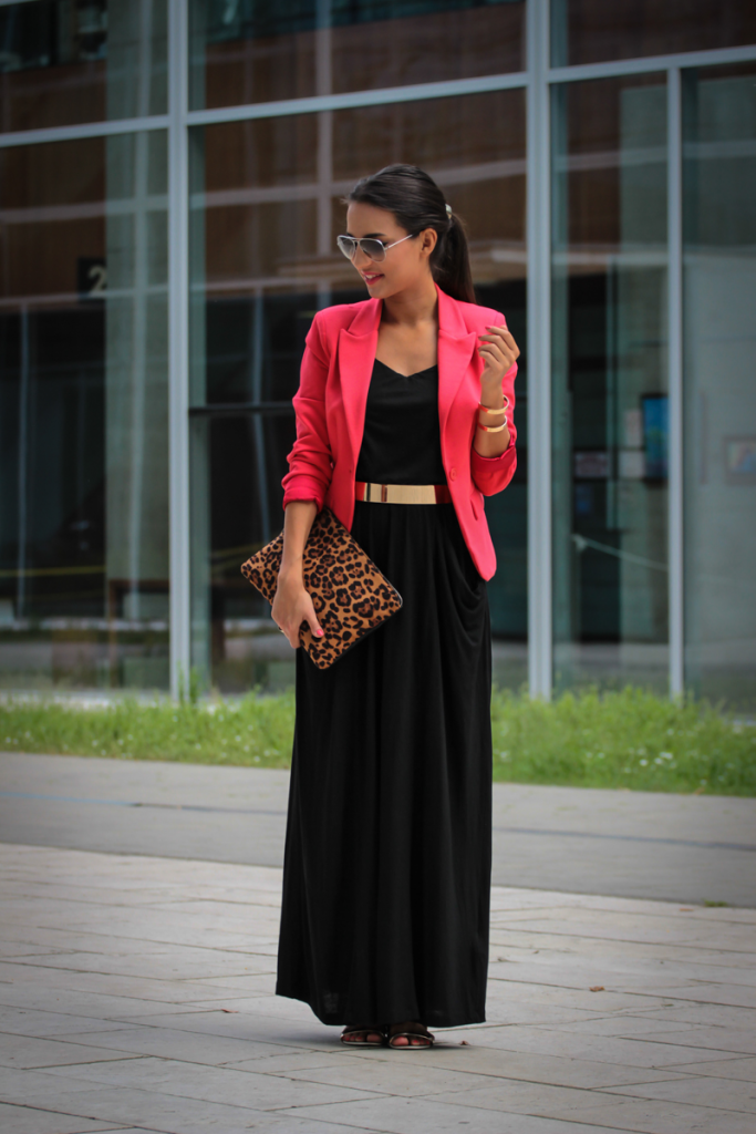 how to wear a maxi skirt: style a black maxi skirt with a belt and a blazer 