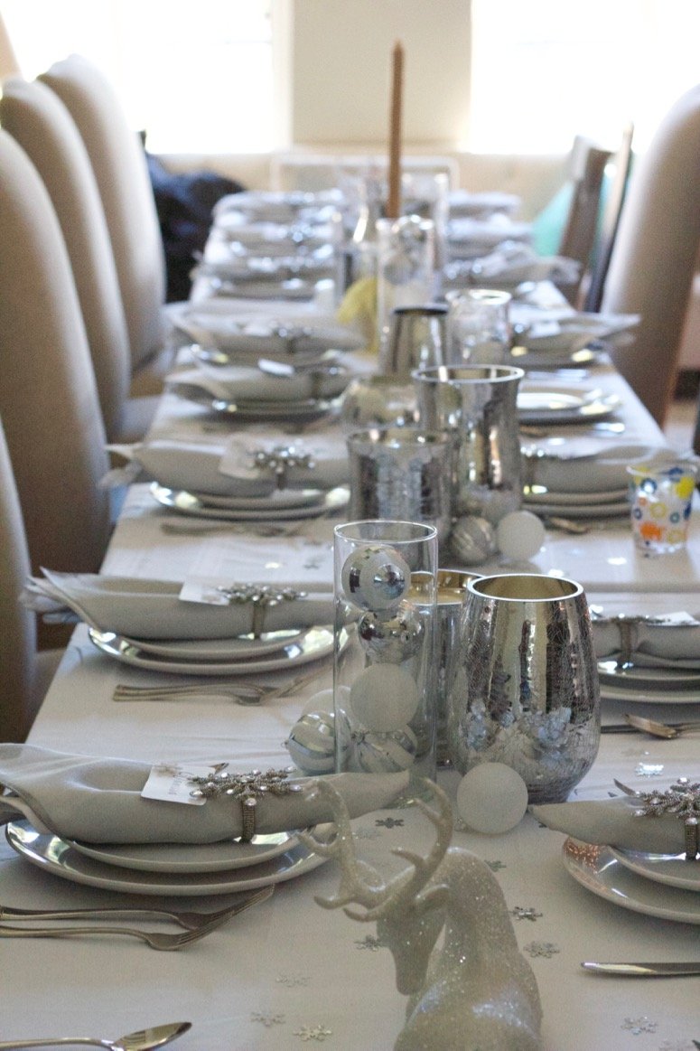 beautiful snowflake tablescape, an easy and elegant holiday tablescape idea. Click to see the rest of the holiday party decor.