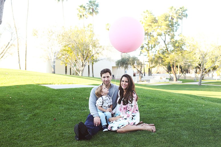 family baby announcement idea, sibling announcement. Click to see the rest of the pics from this gender reveal shoot!