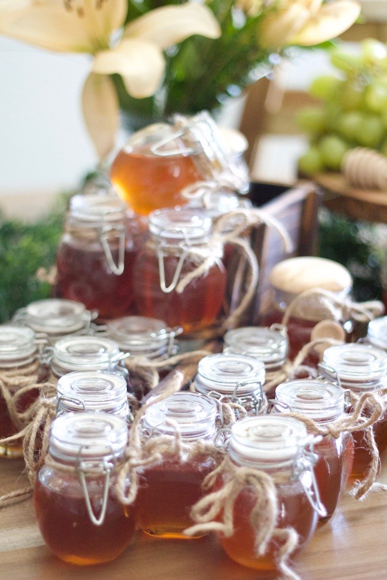 Honey pot baby shower favors for a classic Winnie the Pooh baby shower! Click to see more details from this beautiful baby shower 