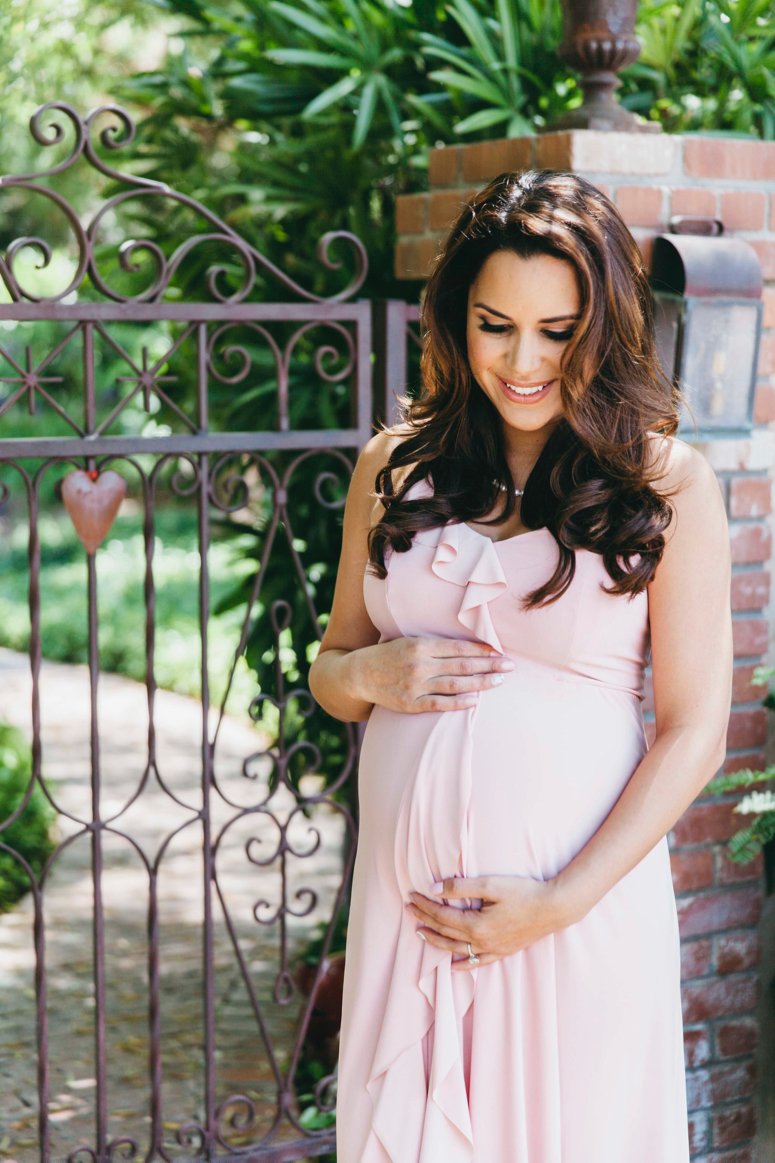 40+ Of the Cutest Maternity Outfits for Pictures