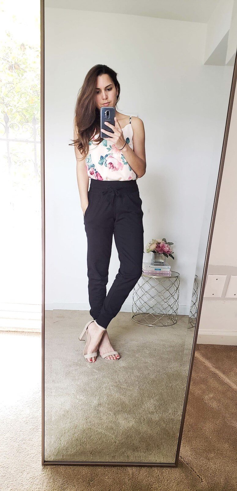 how to dress up black joggers: see how to style joggers with a cami and heels and 4 other ways to wear this trend! 