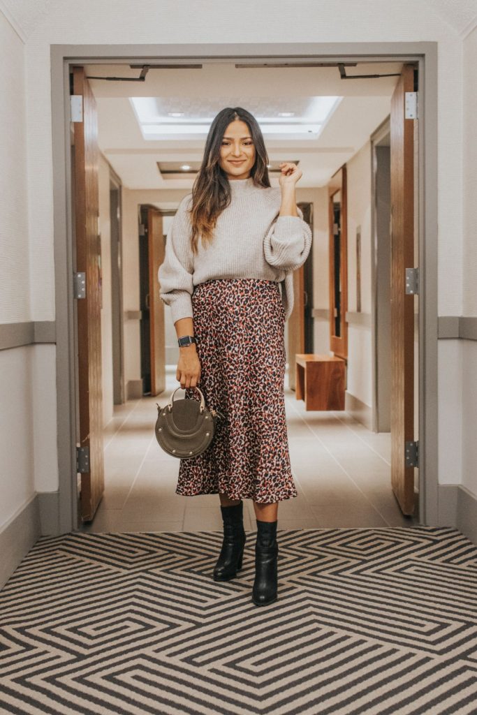 leopard print skirt and sweater outfit for fall 