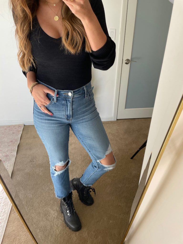 botas de combate con traje de jeans
