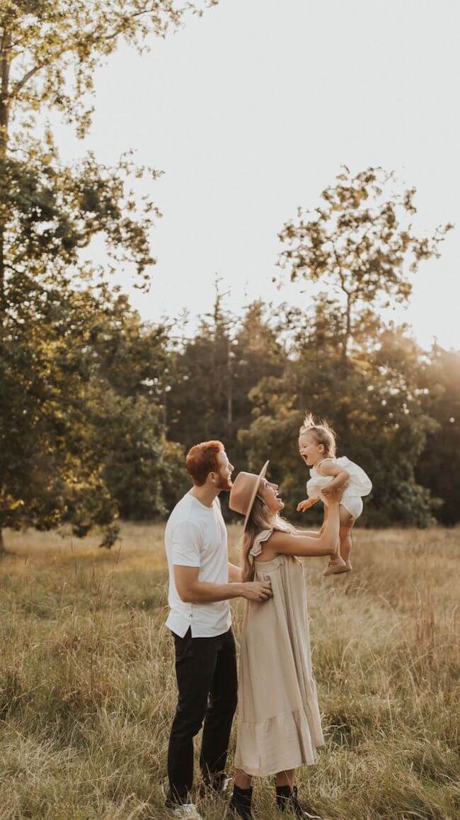 What to Wear for Your Summer Family Photoshoot (17+ Outfit Ideas — free download