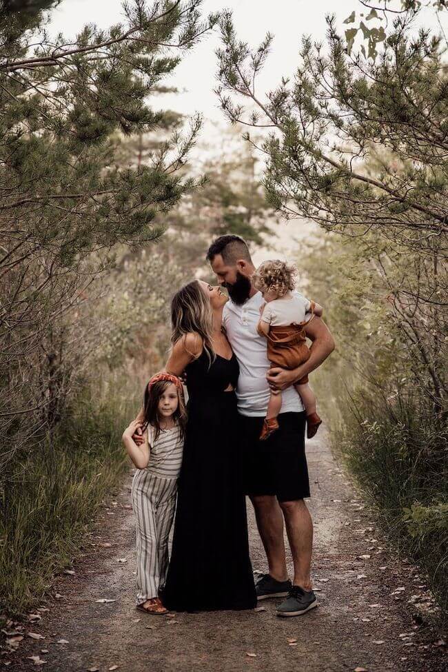 Family photoshoot, black outfits