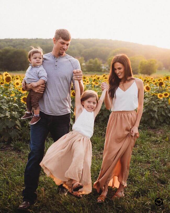 Family photoshoot outfit ideas, pink and beige