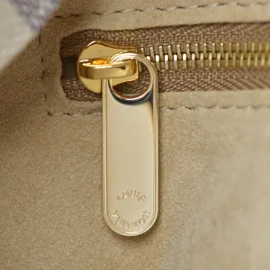 zipper embossment of Louis Vuitton bag, how to spot a fake Louis Vuitton bag