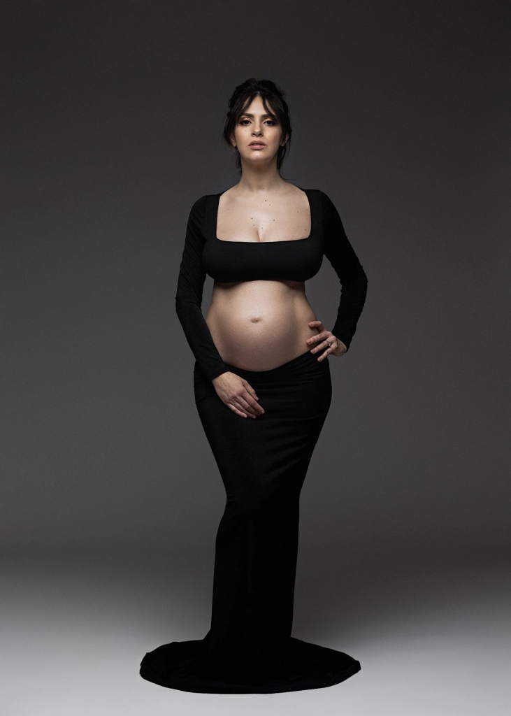 black skirt and crop top maternity outfit for pictures 