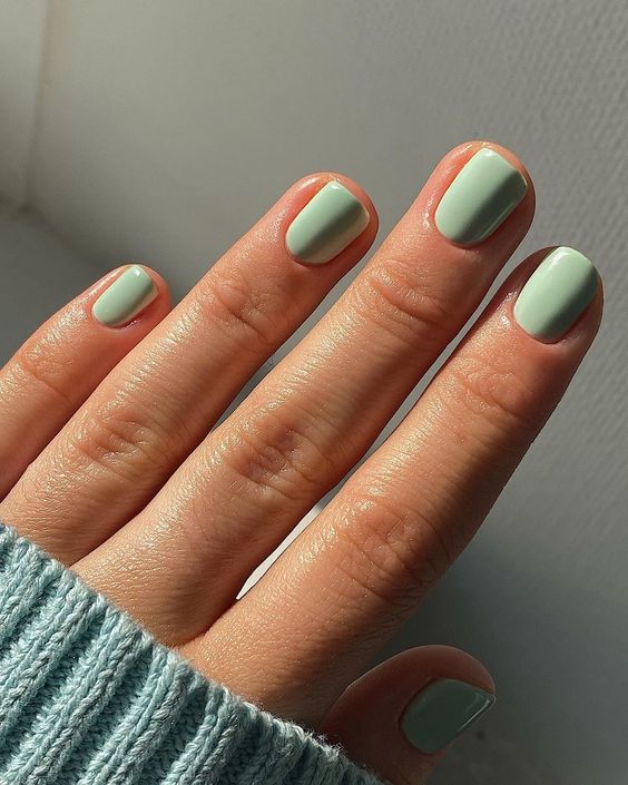 mint green manicure