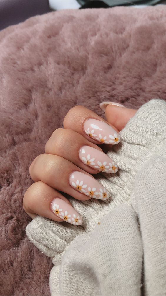 daisy art on manicured nails