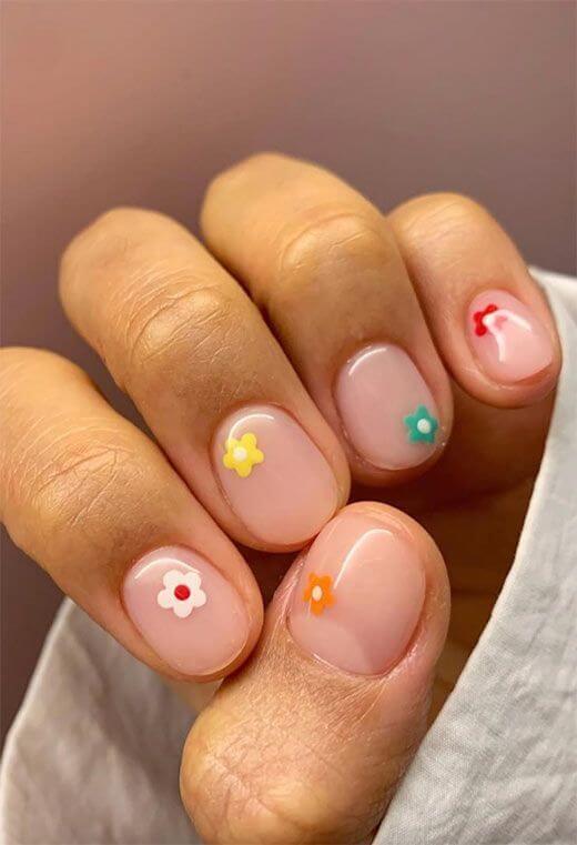 Simple floral daisy nail design inspiration
