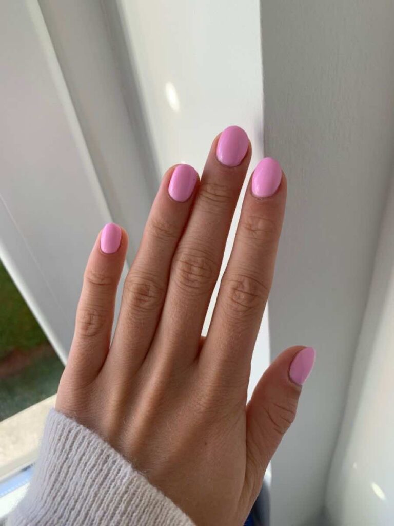 Bubblegum pink nails for summer