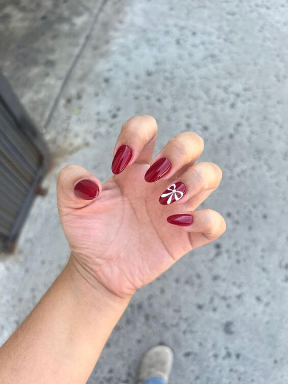 red nails with bow detail for holidays