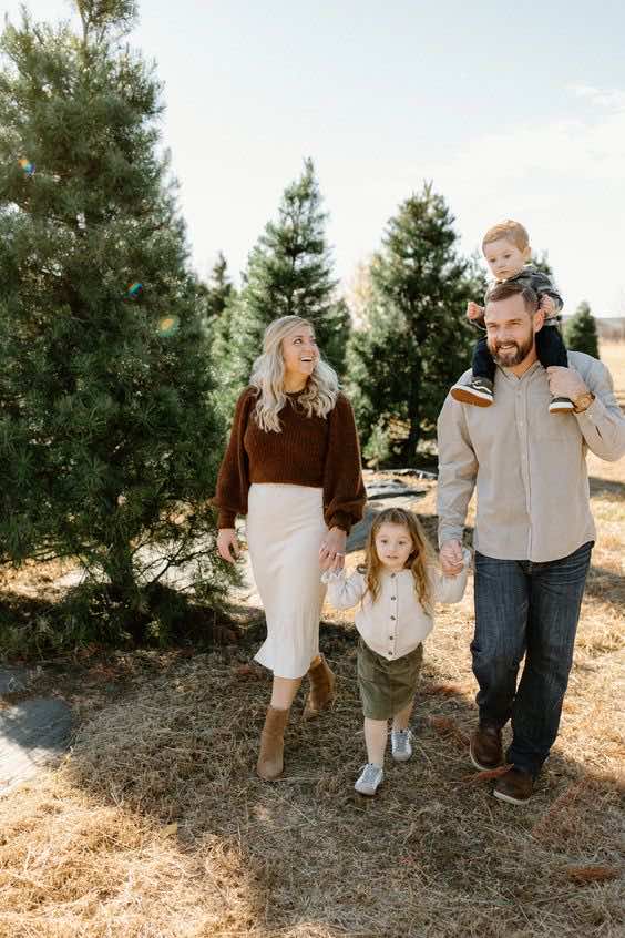 earth tones for family photoshoot in winter