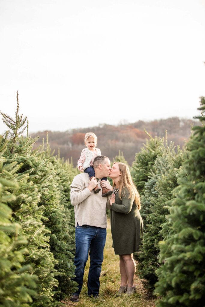 green and beige winter family photoshoot ideas