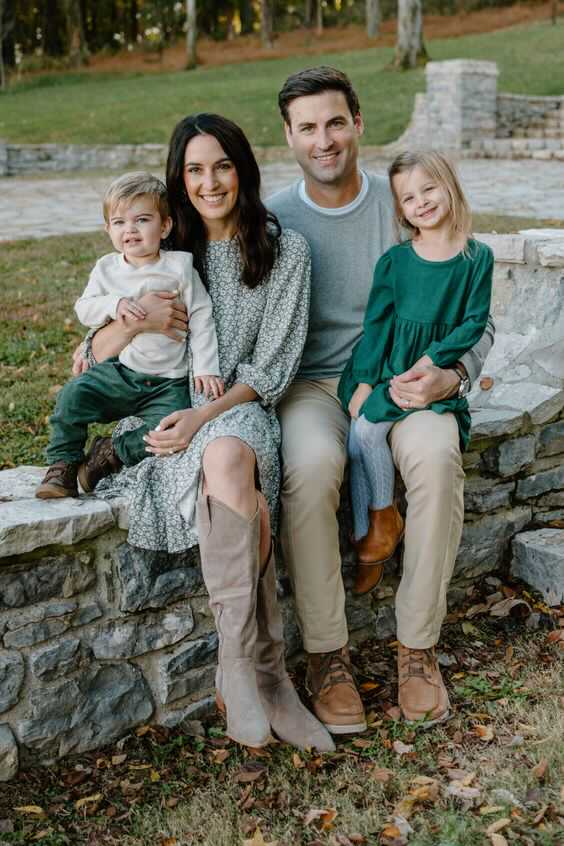 green and neutral colors for family pictures in winter 