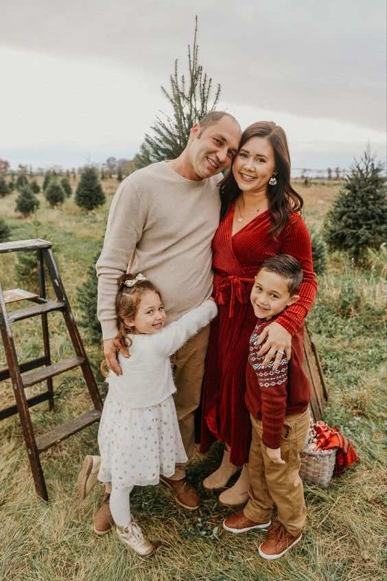 photoshoot outfits for family pictures with red