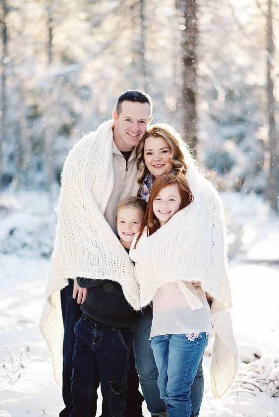 winter white photoshoot outfits for family pictures