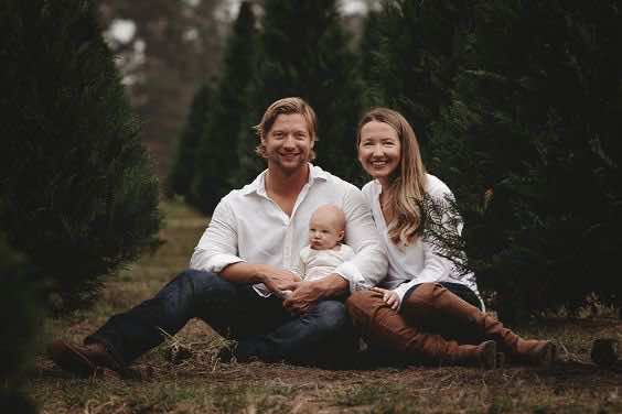 simple neutral winter family photoshoot idea