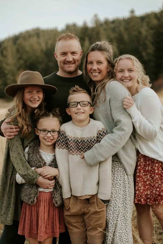 earth tone outfits for winter family photoshoot idea