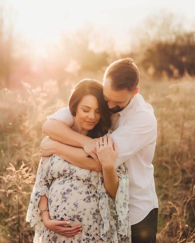 outdoor maternity photoshoot for couples