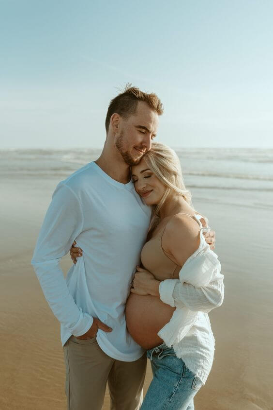 beach couples maternity photoshoot inspo