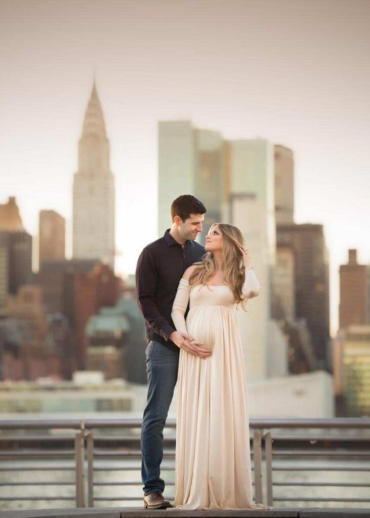 couples maternity photoshoot ideas in the city