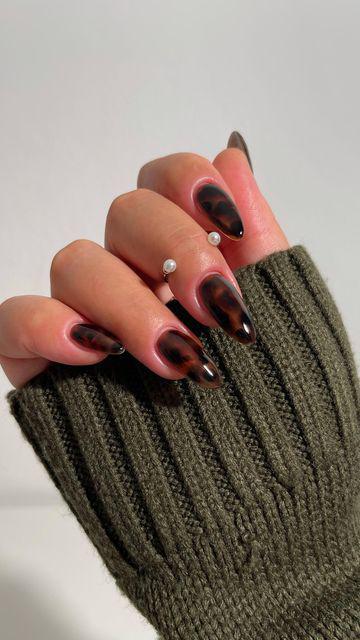 cute tortoise brown nail ideas for fall
