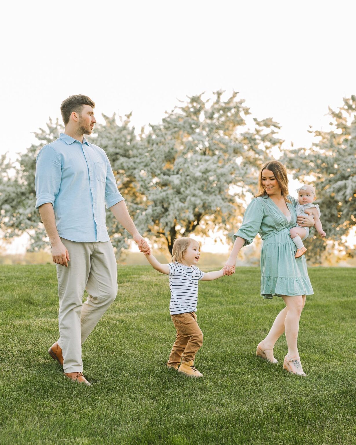 25+ Lovely Spring Family Photoshoot Ideas To Help You Plan Your Next ...